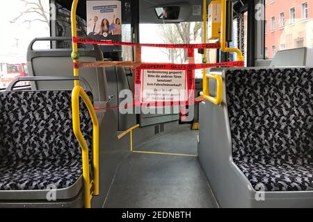 05,12.2020, Berlin, Berlin, Deutschland - Absperrung des Fahrerplatzes in einem BVG-Bus während der Corona-Pandemie. 00S201205D912CAROEX.JPG [MODELL REL Stockfoto