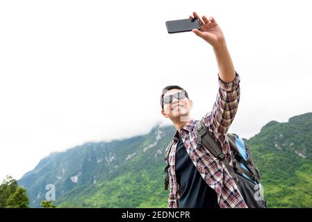 Unabhängiger asiatischer Tourist, der Selfie mit natürlichem grünen Berg nimmt Landschaft während der Sommerferien in Chiangmai Thailand Stockfoto