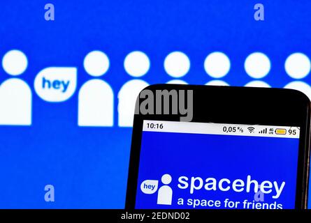 In dieser Abbildung ist ein SpaceHey Logo zu sehen Auf einem Smartphone Stockfoto
