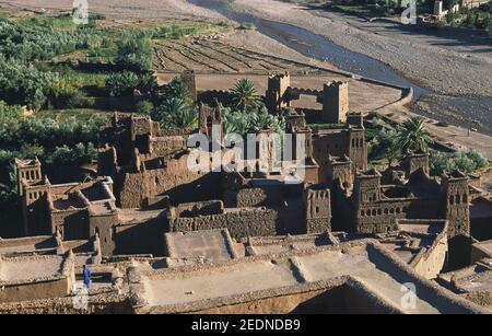 24,12.2010, Ouarzazate, Ouarzazate, Marokko - Blick von oben auf die Architektur der alten Lehmbauten der historischen Festung von Aït-Ben-Ha Stockfoto