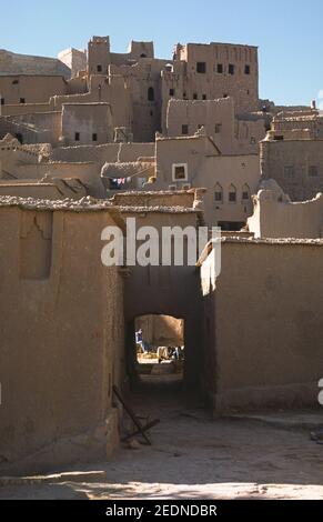 24,12.2010, Ouarzazate, Ouarzazate, Marokko - Blick auf die Architektur der alten Lehmbauten der historischen Festung von Aït-Ben-Haddouh, eine UN Stockfoto