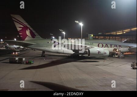 27,06.2019, Doha, , Katar - Asien - ein Airbus A380 Passagierflugzeug von Qatar Airways ist am Gate am Hamad International Airport geparkt. Katar Airw Stockfoto