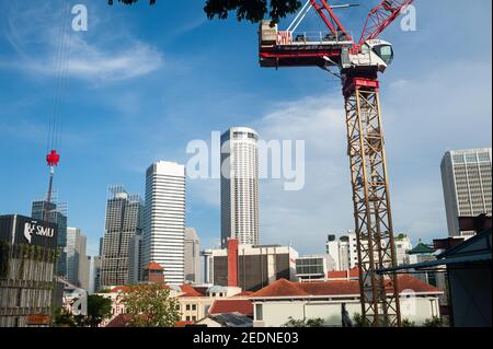 06,11.2020, Singapur, , Singapur - EIN Baukran auf einem Zentrum der Stadt inmitten der Corona Pandemie.. 0SL201106D019CAROEX.JPG [MODELLVERSION: NICHT Stockfoto