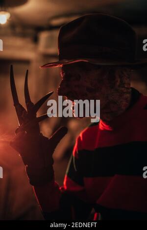 Porträt des Cosplayers in Bild von Freddy Krueger aus Nightmare on Elm Street Film im Dunkeln. Stockfoto