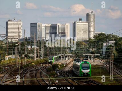 07,09.2020, Essen, Nordrhein-Westfalen, Deutschland - Stadtpanorama mit Postbank Tower, Evonik-Zentrale und RWE Tower, vor Abellio-Zügen Stockfoto