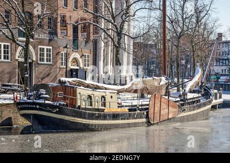 Schiedam, The Nethelrands, 11. Februar 2021: Historische Barge im gefrorenen lange Haven (Long Harbor) Kanal vor dem Gin Museum Stockfoto