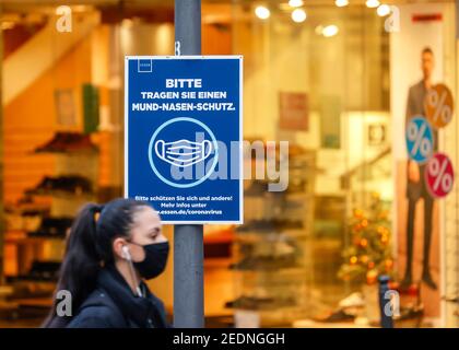 04,12.2020, Essen, Nordrhein-Westfalen, Deutschland - Passanten mit Schutzmasken in der Essener Innenstadt in Zeiten der Corona-Krise während Stockfoto