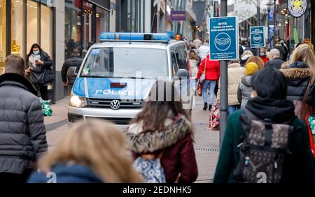 12,12.2020, Essen, Nordrhein-Westfalen, Deutschland - Essener Innenstadt in Zeiten der Coronakrise während der zweiten Teilsperrung sind viele Passanten vorbeigekommen Stockfoto