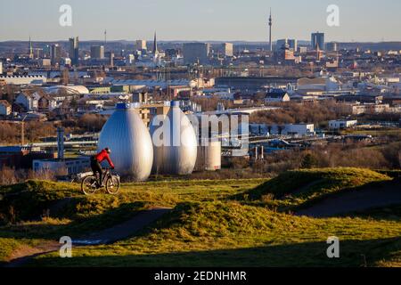 18,12.2020, Dortmund, Nordrhein-Westfalen, Deutschland - Stadtpanorama Dortmund, Mountainbiker, Mountainbike-Arena auf dem Deusenberg vor dem Stockfoto