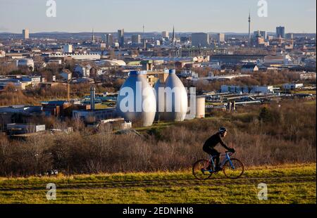 18,12.2020, Dortmund, Nordrhein-Westfalen, Deutschland - Stadtpanorama Dortmund, Radler auf dem Deusenberg vor der Skyline der Dortmunder City ce Stockfoto