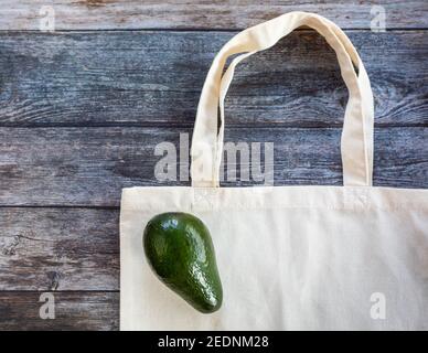 Eco Einkaufstasche mit frischer Bio-Avocado auf Holzhintergrund, Flat Lay, Top View, Flat Lay Stockfoto
