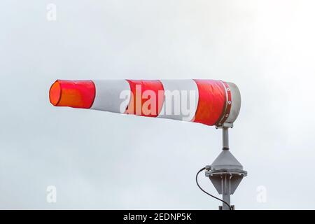 Windrichtung bei starkem Sturm bei bewölktem Wetter Stockfoto