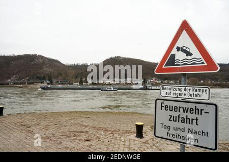 St. Goarshausen, Deutschland. Februar 2021, 15th. Ein Warnschild steht in St. Goarshausen nahe dem weltberühmten Loreley-Felsen an der Stelle, an der der Bau der Mittelrheinbrücke geplant ist. Es gibt nur sechs Fährverbindungen zwischen Mainz und Koblenz über 80 Kilometer Rhein. Eine Brücke über den Mittelrhein wird seit einem halben Jahrhundert diskutiert. Quelle: Thomas Frey/dpa/Alamy Live News Stockfoto