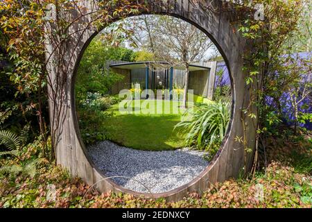 Ein Schaugarten von Diarmuid Gavin in den Lakeside Gardens im RHS Harlow Carr Garden, bei Harrogate, North Yorkshire, England, Großbritannien Stockfoto