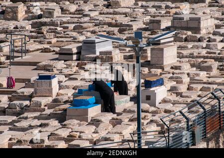 Juden beten über einem Grab auf dem Alten Jüdischen Friedhof auf dem Ölberg in Jerusalem Stockfoto