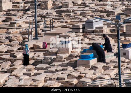 Juden beten über einem Grab auf dem Alten Jüdischen Friedhof auf dem Ölberg in Jerusalem Stockfoto