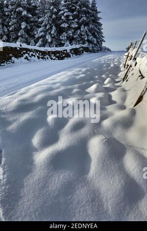 Schnee bedeckt die Maulwurfshügel am Rande des Einspurige Spur in North Yorkshire Stockfoto