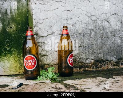 Lissabon, Portugal - 9. Feb 2018: Zwei leere Flaschen Super Bock Sabor Autentico Bier auf dem Boden Stockfoto