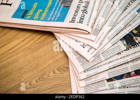 Paris, Frankreich - Feb 13, 2021:Stapel von mehreren Unternehmen Financial Times Zeitung auf Küche Holztheke Bitcoin Stockfoto