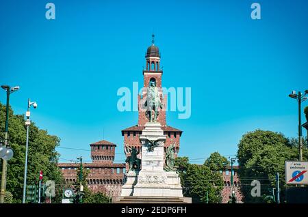 Mailand, Italien, 08.29.2020 EIN riesiges Giuseppe Garibaldi Denkmal, Monumento a Giuseppe Garibaldi vor dem Castello Sforzesco in Mailand Stockfoto