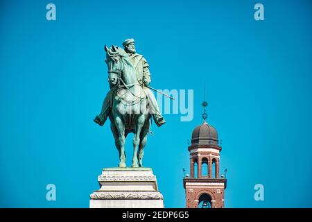 Mailand, Italien, 08.29.2020 EIN riesiges Giuseppe Garibaldi Denkmal, Monumento a Giuseppe Garibaldi vor dem Castello Sforzesco in Mailand Stockfoto