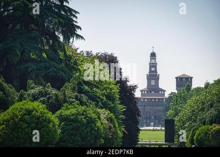 Mailand, Italien, 08.29.2020 Panoramablick auf Parco Sempione, Sempione Park mit Castello Sforzesco, Castello Sforza im Hintergrund Stockfoto