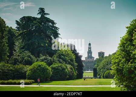 Mailand, Italien, 08.29.2020 Panoramablick auf Parco Sempione, Sempione Park mit Castello Sforzesco, Castello Sforza im Hintergrund Stockfoto