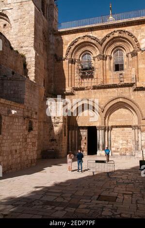 Der Eingang zur Kirche des Heiligen Grabes, Jerusalem, Israel Stockfoto