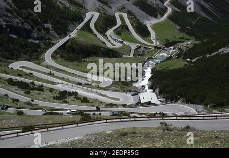 Stilfser Joch (Steviopass) extrem kurvige Straßenpanoramaszene Stockfoto