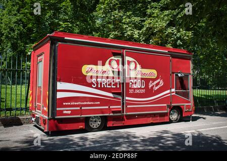 Mailand, Italien, 08.29.2020 geschlossen roten Panini Panetta Street Food Truck ist Parkplatz in Parco Sempione, Sempione Park Stockfoto