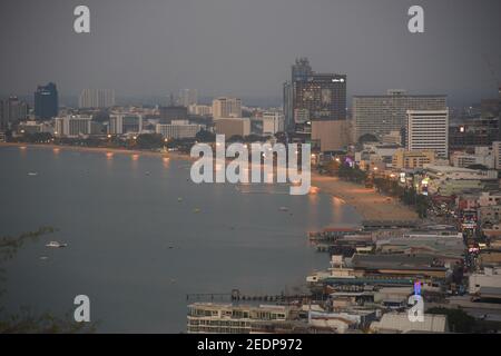 Pattaya, Thailand. Februar 2021, 14th. Blick auf den Strand von Pattaya.Pattaya ist eine Stadt an Thailands östlicher Golfküste, die für ihre Strände bekannt ist. Ein ruhiges Fischerdorf erst seit 1960s, es ist jetzt gesäumt von Resort-Hotels, Hochhauswohnungen, Einkaufszentren, Kabarett-Bars und 24-Stunden-Clubs. Kredit: SOPA Images Limited/Alamy Live Nachrichten Stockfoto