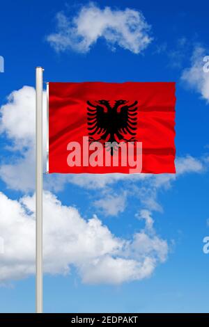 Flagge Albaniens gegen blauen bewölkten Himmel, Albanien Stockfoto