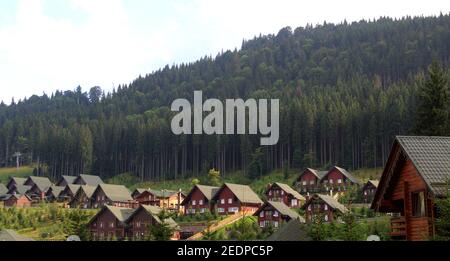 Hölzerne Gästehäuser auf EINEM Hügel im Mountain Resort Stockfoto