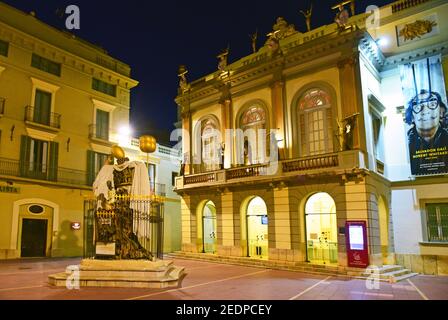 Beleuchtetes Dali Theater und Museum am Abend, Spanien, Katalonia, Figueres Stockfoto