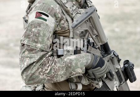 Soldat mit Sturmgewehr und Flagge Jordaniens auf Militäruniform. Collage. Stockfoto