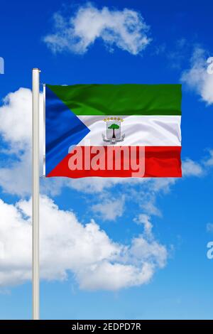 Flagge von Äquatorialguinea gegen den blauen bewölkten Himmel, Äquatorialguinea Stockfoto