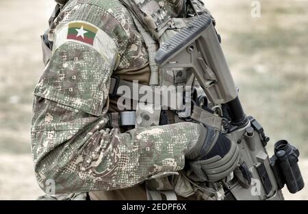 Soldat mit Sturmgewehr und Flagge von Myanmar und auch als Burma auf Militäruniform bekannt. Collage. Stockfoto