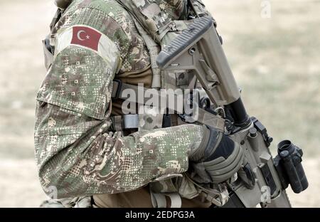 Soldat mit Sturmgewehr und Flagge der Türkei auf Militäruniform. Collage. Stockfoto