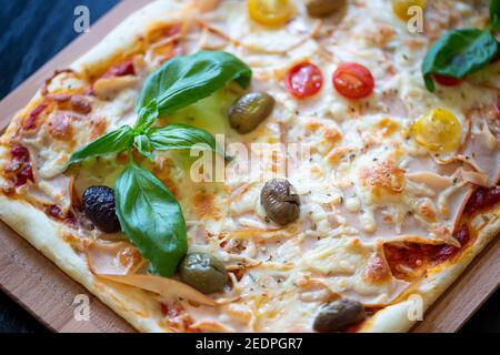 Halal Pizza mit geräuchertem truthahn-Schinken von oben Stockfoto