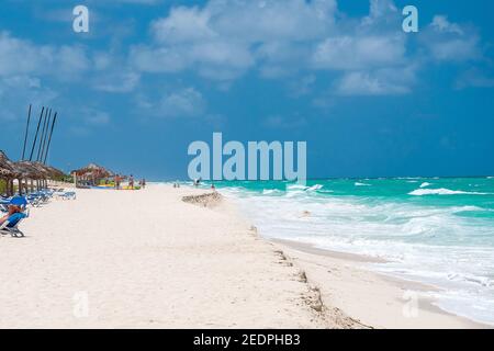 Sonniger und heißer Sommertag an den tropischen Stränden der Insel Kuba. Stockfoto