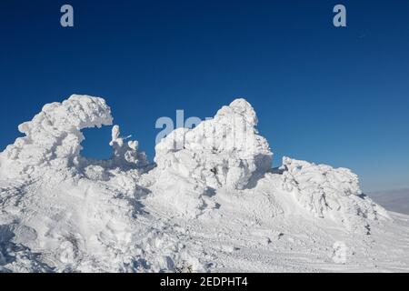 Das Skigebiet Jahorina liegt in der Nähe der bosnischen Hauptstadt Sarajevo. Es gibt 25 km Pisten und 8 Lifte für die Gäste zum Skifahren und Snowb Stockfoto