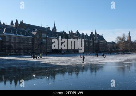 Am 13. Februar 2021 in Den Haag, Niederlande, laufen und laufen die Menschen auf dem gefrorenen künstlichen Teich Hofvijver vor dem Binnenhof, dem niederländischen parlamentsgebäude. (Foto von Yuriko Nakao/AFLO) Stockfoto