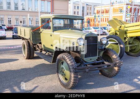 Samara, Russland - 29. Oktober 2020: Sowjetischer Retro-Truck 'GAZ-AA' auf dem Stadtplatz Stockfoto