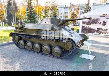 Samara, Russland - 29. Oktober 2020: Alter sowjetischer leichter Panzer T-70 auf der Ausstellung auf dem Stadtplatz Stockfoto