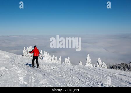 Das Skigebiet Jahorina liegt in der Nähe der bosnischen Hauptstadt Sarajevo. Es gibt 25 km Pisten und 8 Lifte für die Gäste zum Skifahren und Snowb Stockfoto