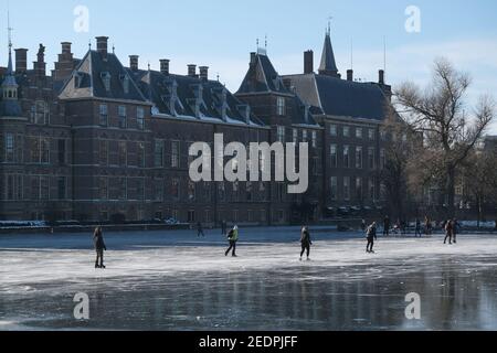 Skater laufen am 13. Februar 2021 auf dem gefrorenen künstlichen Teich Hofvijver vor dem Binnenhof, dem niederländischen parlamentsgebäude, in Den Haag, Niederlande. (Foto von Yuriko Nakao/AFLO) Stockfoto