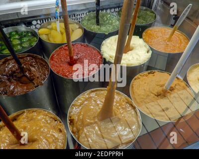 Süße cremige Milch, Guava Süßigkeiten, Feigenbonbons, in Central Market Schaufenster in Belo Horizonte, Minas Gerais Stockfoto