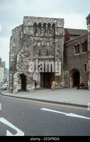 Westgate in Winchester - eines von 2 römischen Toren und Überreste römischer Mauern, die noch erhalten sind. Archivscan von einem Dia. August 1971. Stockfoto