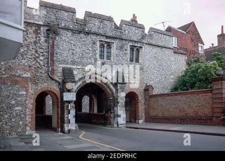 Kingsgate in Winchester - eines von 2 römischen Toren und Überreste römischer Mauern noch erhalten. Archivscan von einem Dia. August 1971. Stockfoto