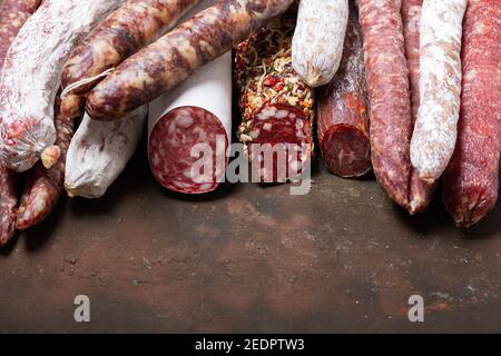 Verschiedene Arten der Salami und der Würste auf dem Tisch Stockfoto